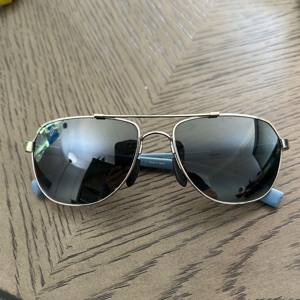 Maui Jim Silver and Black Aviator Sunglasses  Guardrails
Used Condition   Unisex